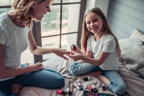 Mãe com filha fazendo maquiagem — Fotografia de Stock