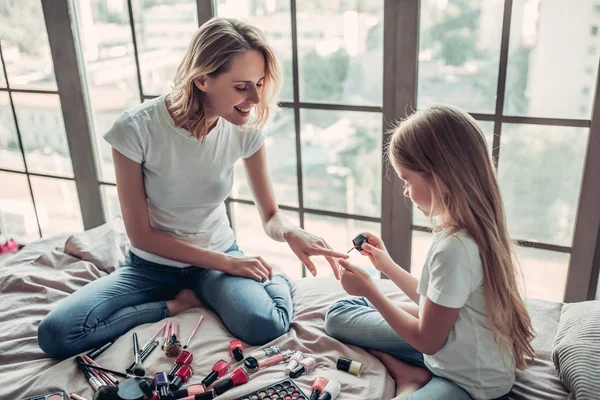 Mutter mit Tochter beim Make-up — Stockfoto