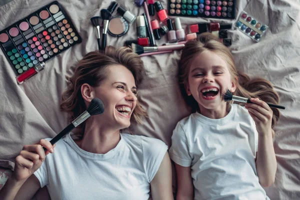 Mãe com filha fazendo maquiagem — Fotografia de Stock