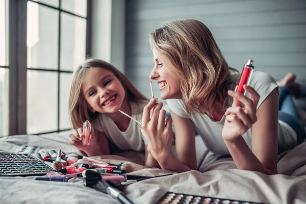 Anne kızı makyaj ile