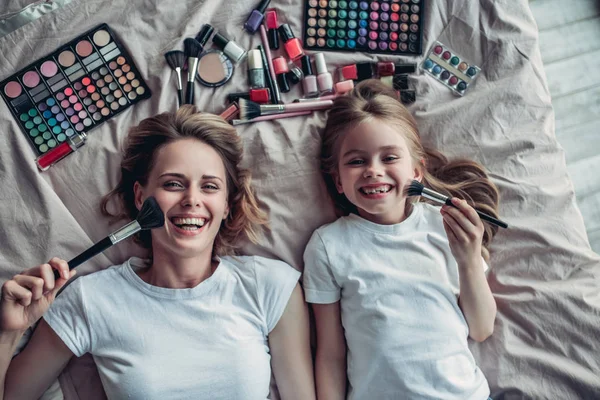 Moeder met dochter doen make-up — Stockfoto