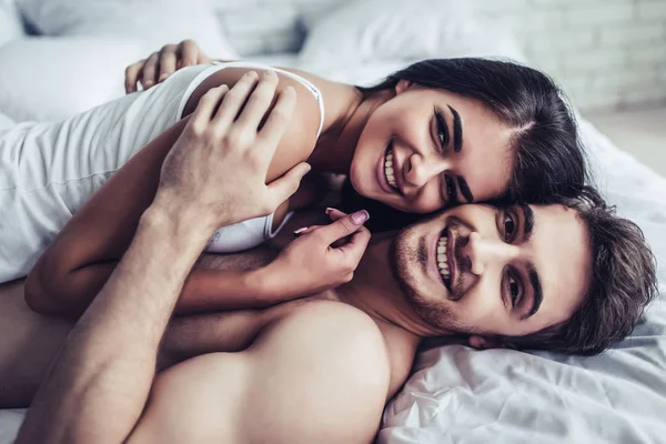 Fiatal szerelmes pár az ágyban — Stock Fotó