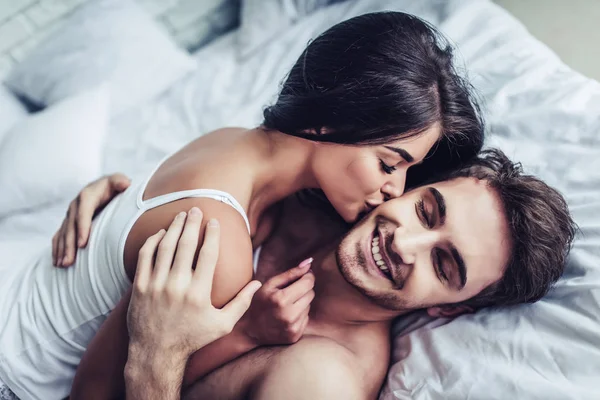 Jovem casal de amor na cama — Fotografia de Stock