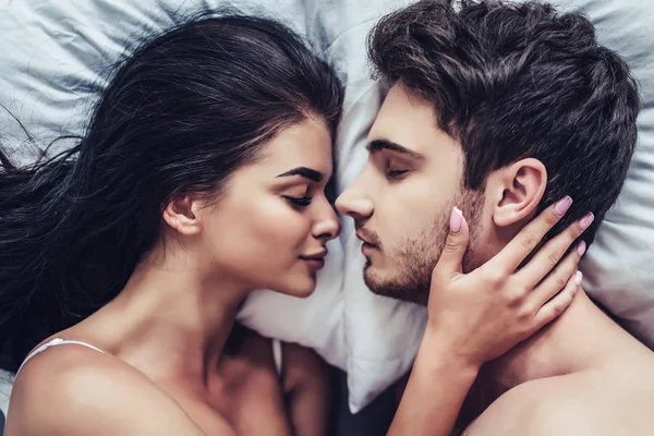 Young love couple in bed — Stock Photo, Image