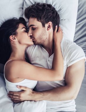 Genç aşıklar çift yatakta
