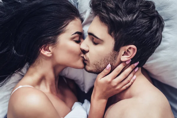Tineri dragoste cuplu în pat — Fotografie, imagine de stoc