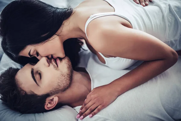 Ung kärlek par i sängen — Stockfoto