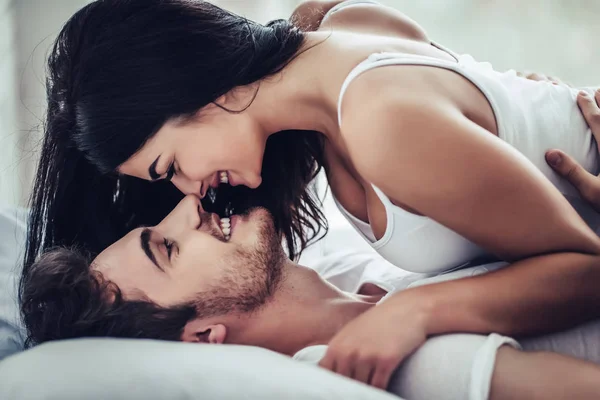 Fiatal szerelmes pár az ágyban — Stock Fotó