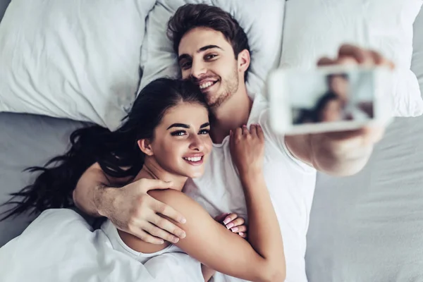 Joven pareja de amor en la cama —  Fotos de Stock