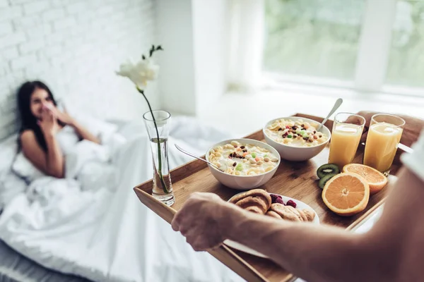 Pequeno-almoço na cama — Fotografia de Stock