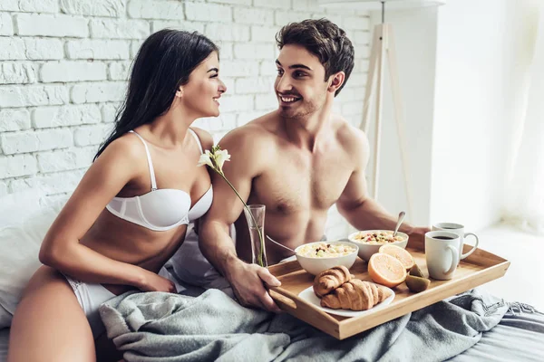 Pequeno-almoço na cama — Fotografia de Stock