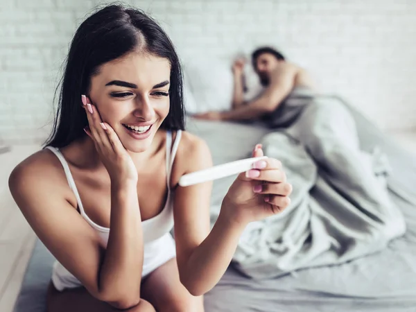 Couple with pregnancy test — Stock Photo, Image