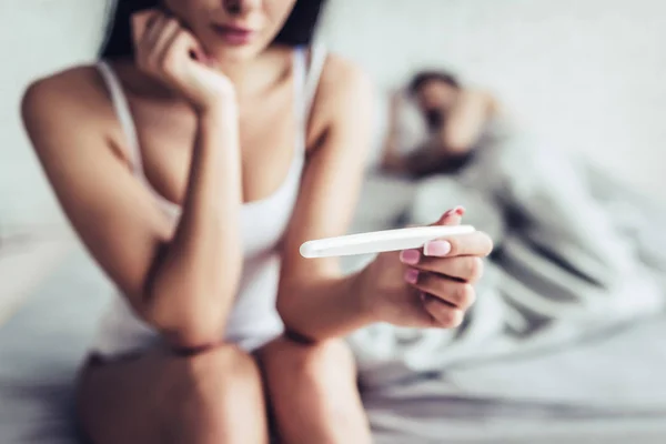 Couple with pregnancy test — Stock Photo, Image