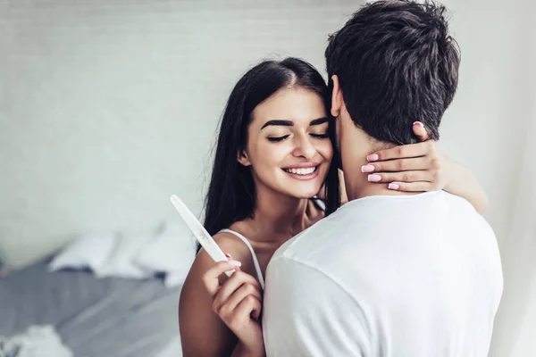 Couple with pregnancy test — Stock Photo, Image