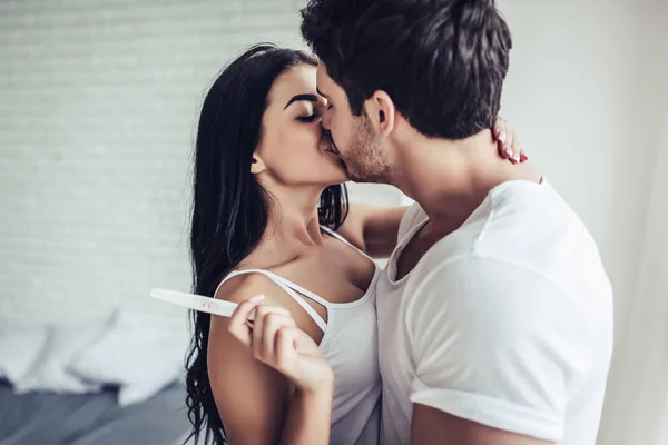 Couple with pregnancy test — Stock Photo, Image