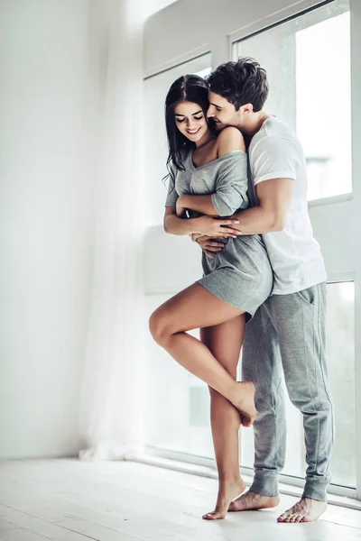 Amor casal em casa — Fotografia de Stock