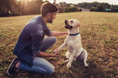 Köpekli adam.
