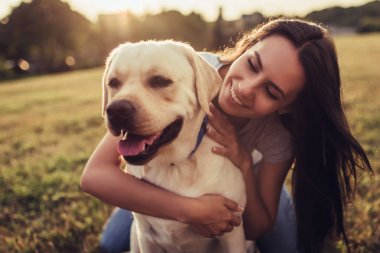 Köpekli genç kadın.