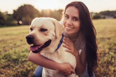 Köpekli genç kadın.