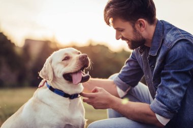 Köpekli adam.