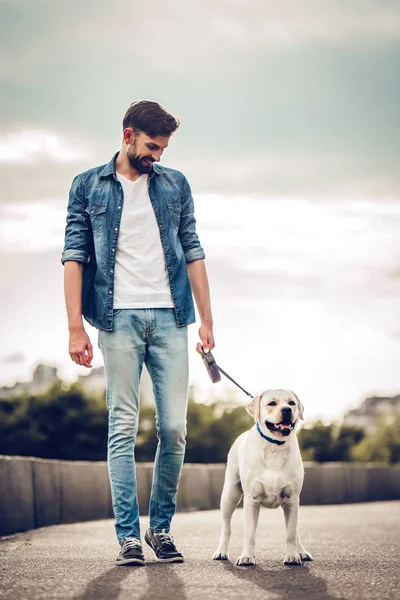 Homem com cão — Fotografia de Stock