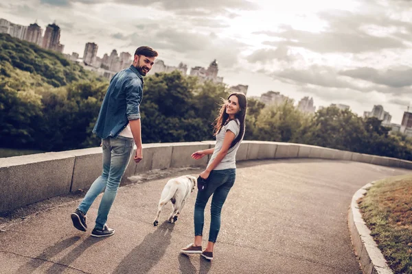 Köpekle yürüyüşe Çift