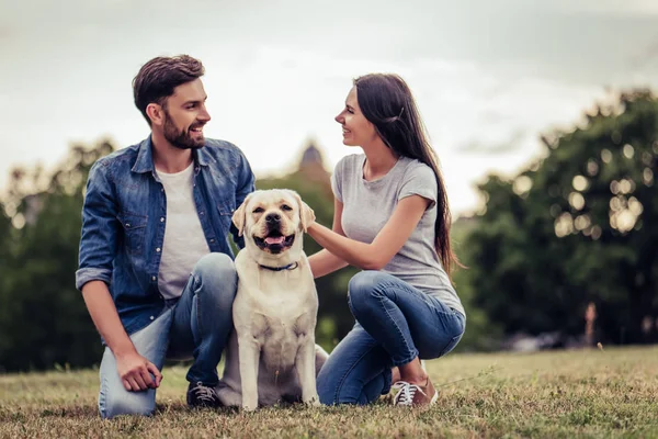 Paar mit Hund — Stockfoto