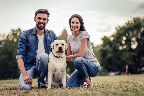 Pareja con perro — Foto de Stock