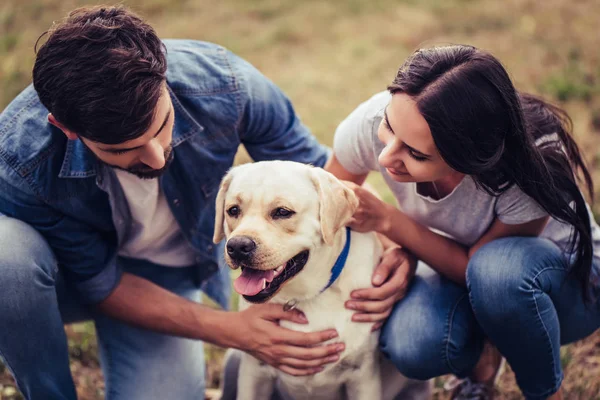 Casal com cão — Fotografia de Stock