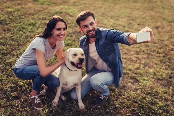 Pareja con perro —  Fotos de Stock