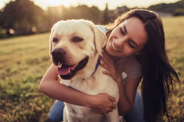 Jeune femme avec chien — Photo