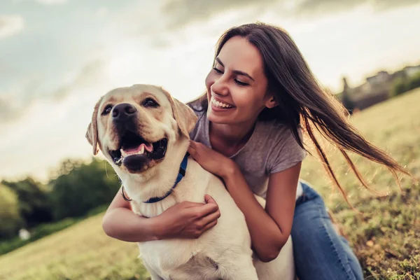 Jonge vrouw met hond — Stockfoto