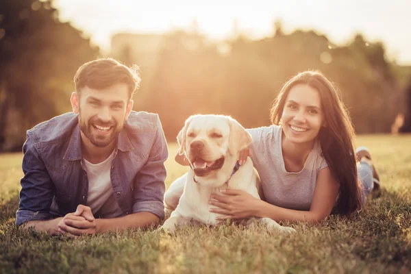 Casal com cão — Fotografia de Stock