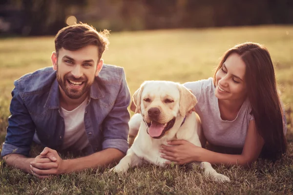 Paar met hond — Stockfoto