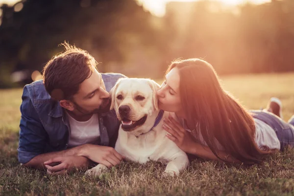 Paar met hond — Stockfoto