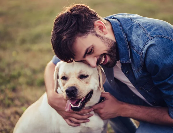 Homme avec chien — Photo