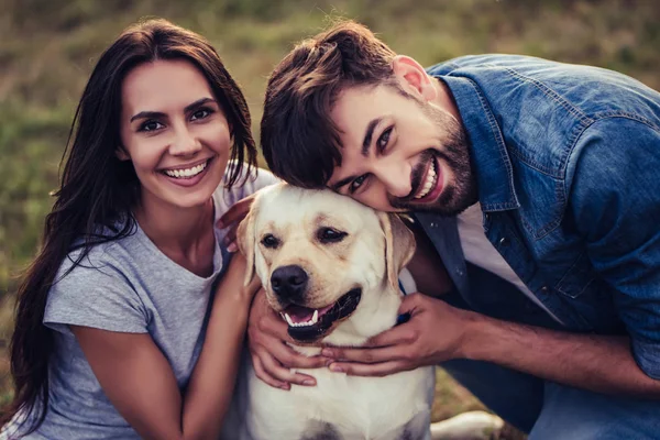 Casal com cão — Fotografia de Stock