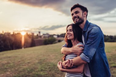 Romantik Çift açık havada