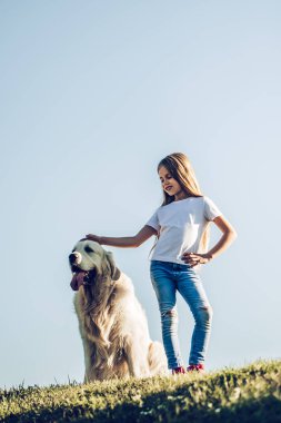 Köpek ile küçük şirin kız
