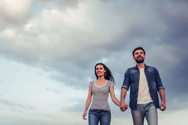 Pareja romántica al aire libre —  Fotos de Stock