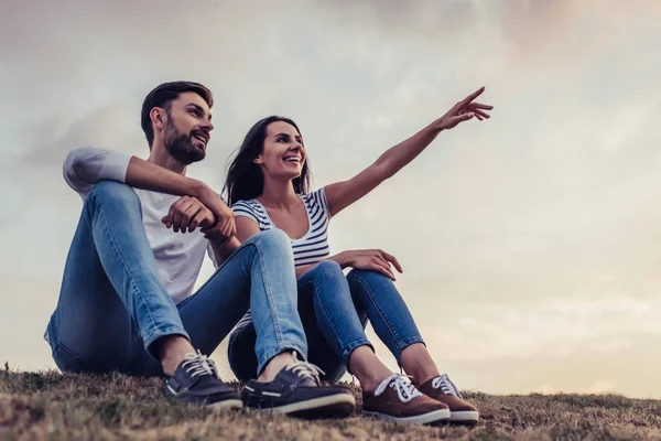 Pareja romántica al aire libre — Foto de Stock