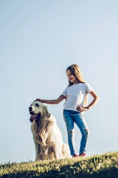 Petite fille mignonne avec chien — Photo