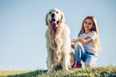 Köpek ile küçük şirin kız