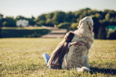 Köpek ile küçük şirin kız