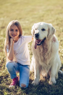 Köpek ile küçük şirin kız