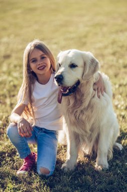 Köpek ile küçük şirin kız