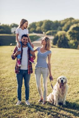 Köpekli mutlu aile