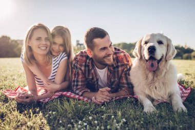 Köpekli mutlu aile