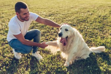 Köpekli adam.