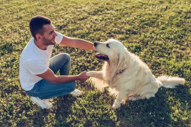 Köpekli adam.